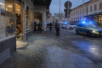 Αστυνομικές δυνάμεις αποκλείουν την περιοχή έξω από τον σιδηροδρομικό σταθμό του Άουγκσμπουργκ μετά από έκρηξη.
