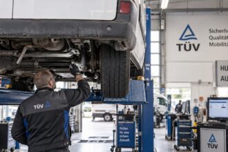 Τεχνικός έλεγχος TÜV σε επαγγελματικό φορτηγό όχημα στη Γερμανία