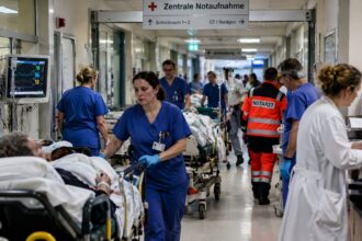 Ασθενής σε φορείο στους διαδρόμους γερμανικού νοσοκομείου