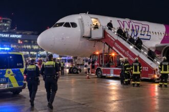 Αστυνομικό όχημα και σκάλα της πυροσβεστικής δίπλα σε επιβατικό αεροσκάφος κατά τη διάρκεια ελέγχου στο αεροδρόμιο της Στουτγάρδης