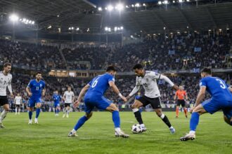 Ποδοσφαιρικός αγώνας της Εθνικής Ελλάδας κάτω από τους προβολείς γηπέδου στο Άουγκσμπουργκ