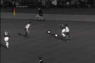 Οι παίκτες της Εθνικής Ελλάδας και της εθνικής Γερμανίας στο γήπεδο πριν την έναρξη του ποδοσφαιρικού αγώνα