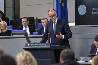 Ο καγκελάριος Friedrich Merz στο βήμα του Bundestag κατά τη γενική συζήτηση στο Βερολίνο
