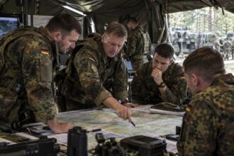 Γερμανοί στρατιώτες εξετάζουν χάρτες κατά τη διάρκεια άσκησης πεδίου