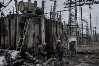 Ουκρανοί τεχνικοί του δικτύου ηλεκτροδότησης επισκευάζουν κατεστραμμένο μετασχηματιστή ρεύματος μετά από ρωσική επίθεση