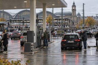 Καθημερινότητα στη Γερμανία τον Οκτώβριο με πρατήριο καυσίμων και σιδηροδρομικό σταθμό
