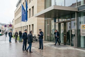 Εξωτερική όψη γερμανικού δικαστικού μεγάρου με αστυνομικές δυνάμεις στην είσοδο
