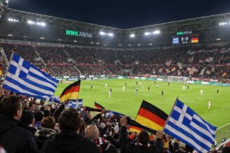 Ποδοσφαιρικός αγώνας σε γεμάτο γήπεδο στη Γερμανία με φιλάθλους στις κερκίδες