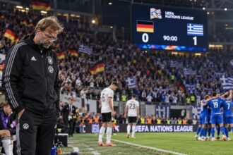 Ο Jürgen Klopp στέκεται προβληματισμένος στην άκρη του γηπέδου κατά τη διάρκεια του αγώνα της Γερμανίας με την Ελλάδα.
