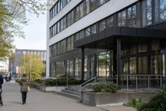 Εξωτερική όψη κτιρίου Jobcenter στη Βόρεια Ρηνανία-Βεστφαλία με έμφαση στα επιδόματα ανεργίας.