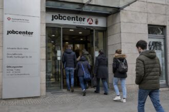 Είσοδος τοπικού γραφείου Jobcenter σε πόλη της Γερμανίας με πολίτες να περιμένουν