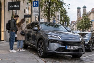 Σύγχρονο κινεζικό όχημα σταθμευμένο σε δρόμο της Γερμανίας με περαστικούς να το περιεργάζονται