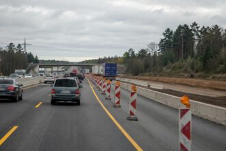 Οχήματα στον αυτοκινητόδρομο A8 στη Γερμανία δίπλα σε πινακίδες για οδικά έργα