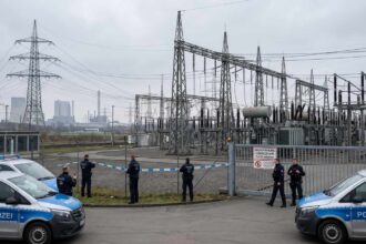 Γερμανοί αστυνομικοί περιπολούν κοντά σε υποσταθμό παραγωγής ενέργειας στη Βόρεια Ρηνανία-Βεστφαλία μετά από βομβιστική επίθεση
