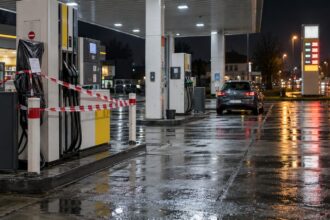 Πρατήριο καυσίμων στη Γερμανία τη νύχτα, με μία αντλία κλειστή και κορδέλα ασφαλείας, εν μέσω αύξησης των κλοπών καυσίμων