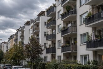 Πολυκατοικίες και οικιστική ζώνη στη Γερμανία, εν μέσω συζητήσεων για την αύξηση των ενοικίων