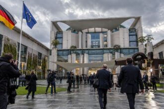 Κυβερνητικά κτίρια στο Βερολίνο υπό συννεφιά, υποδηλώνοντας την πολιτική κρίση της κυβέρνησης στη Γερμανία για την μεταρρύθμιση περίθαλψης.