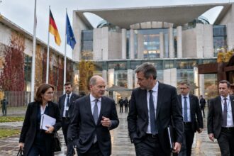 Ο Καγκελάριος Friedrich Merz και στελέχη της κυβέρνησης στο Βερολίνο εν μέσω συζητήσεων για τη μεταρρύθμιση της περίθαλψης.