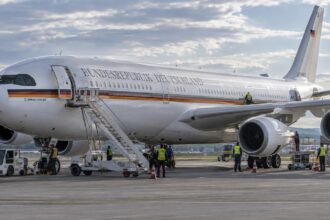Το πρώην κυβερνητικό αεροσκάφος Airbus A340 Theodor Heuss της Angela Merkel σταθμευμένο σε διάδρομο αεροδρομίου.