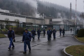 Κλειστές πύλες σε βιομηχανική εγκατάσταση της Γερμανίας λόγω πτώχευσης.