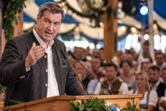 Ο Markus Söder κατά τη διάρκεια πολιτικής ομιλίας στη Βαυαρία της Γερμανίας
