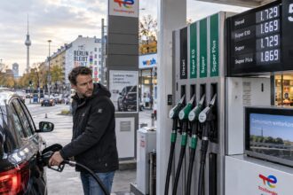 Οδηγός βάζει βενζίνη σε πρατήριο καυσίμων στη Γερμανία