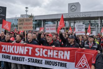 Εργαζόμενοι της Mercedes διαδηλώνουν έξω από το εργοστάσιο στη Στουτγάρδη