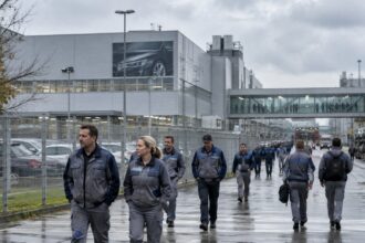 Σύγχρονες εγκαταστάσεις εργοστασίου αυτοκινητοβιομηχανίας στη Γερμανία, με εργαζομένους εν ώρα βάρδιας