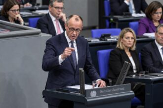 Ο καγκελάριος Friedrich Merz απευθύνεται στο γερμανικό κοινοβούλιο κατά τη διάρκεια συζήτησης