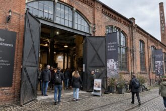 Επισκέπτες έξω από ιστορικό βιομηχανικό κτίριο στη Βάδη-Βυρτεμβέργη