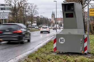 Κάμερα ταχύτητας ραντάρ σε δρόμο της Γερμανίας κατά τη διάρκεια ελέγχων