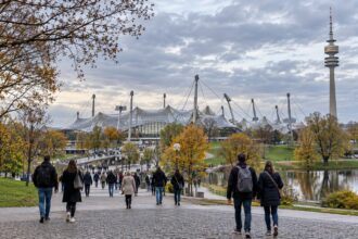 Το Olympiapark του Μονάχου με τη χαρακτηριστική στέγη-σκηνή και τον Ολυμπιακό Πύργο, εκεί όπου σχεδιάζονται νέα συγκοινωνιακά έργα για τους Ολυμπιακούς Αγώνες