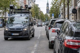 Ειδικό όχημα με κάμερες ελέγχει τις πινακίδες παρκαρισμένων αυτοκινήτων σε δρόμο της Γερμανίας.