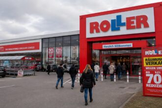 Πελάτες έξω από κατάστημα επίπλων της Roller στη Γερμανία