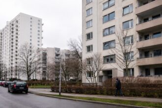 Σειρά από πολυκατοικίες και οικιστικά συγκροτήματα σε γερμανική πόλη υπό συννεφιά
