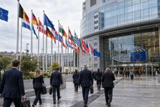 Κτίριο ευρωπαϊκών θεσμών και σημαίες της Ευρωπαϊκής Ένωσης σε συζήτηση για τα κονδύλια ανάκαμψης