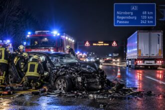 Συντρίμμια επιβατικού αυτοκινήτου σε σκοτεινό αυτοκινητόδρομο μετά από σοβαρό τροχαίο δυστύχημα με φορτηγό στη Γερμανία.