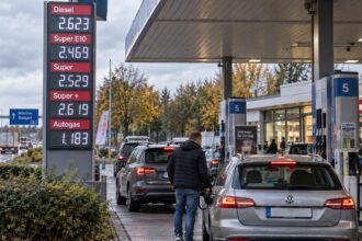 Πρατήριο καυσίμων στη Γερμανία με ψηφιακό πίνακα τιμών ντίζελ και βενζίνης