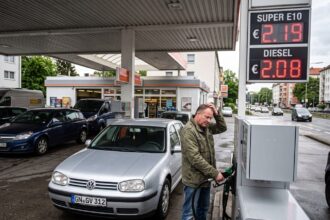 Πρατήριο καυσίμων στη Γερμανία με ψηφιακή ταμπέλα που δείχνει υψηλές τιμές για τη Super E10