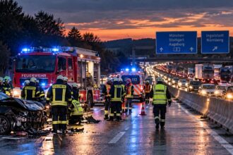 Διασώστες και πυροσβεστικά οχήματα στο σημείο θανατηφόρου τροχαίου στον αυτοκινητόδρομο Α1 στη Βρέμη.