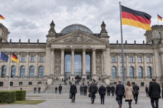 Το κτίριο του Bundestag στο Βερολίνο με τη γερμανική σημαία να ανεμίζει