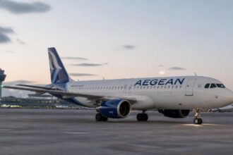 Αεροσκάφος Airbus A320 της Aegean Airlines σε αεροδρόμιο κατά το σούρουπο.
