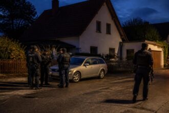 Γερμανικοί αστυνομικοί και περιπολικά σε κατοικημένη περιοχή της Βαυαρίας