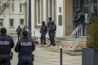 Συμβολική σκηνή με αστυνομική παρουσία έξω από γερμανικό δημαρχείο για την υπόθεση στο Tuttlingen
