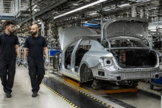 Εργαζόμενοι σε γραμμή παραγωγής αυτοκινήτων στη Γερμανία, συμβολική εικόνα για το εργοστάσιο της Audi στο Neckarsulm