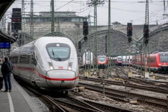 Συμβολική εικόνα τρένου ICE της Deutsche Bahn σε πυκνό σιδηροδρομικό δίκτυο της Γερμανίας