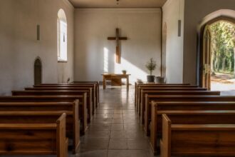 Εσωτερικό γερμανικής εκκλησίας με ξύλινα στασίδια και σταυρό στο βάθος