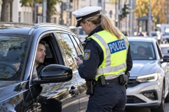 Αστυνομικός πραγματοποιεί τροχονομικό έλεγχο σε οδηγό αυτοκινήτου σε δρόμο της Γερμανίας.