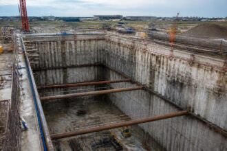 Βαθύ εργοταξιακό φρέαρ με σκυρόδεμα και μεταλλικές ενισχύσεις για υπόγεια σήραγγα
