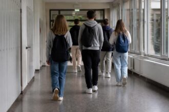 Μαθητές με σακίδια αποχωρούν από διάδρομο γερμανικού σχολείου